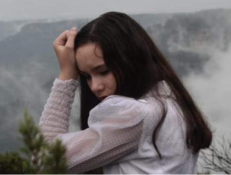 Ломка от кокаина Девушка в белой одежде