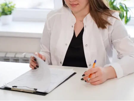 Противопоказания к применению Налтрексона Врач с документами за столом